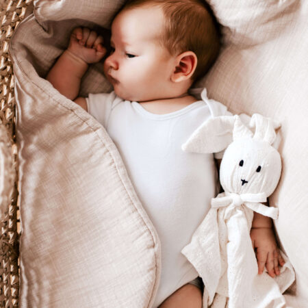 pierwsza przytulanka niemowlaka Doudou króliczek zawieszka ze smoczkiem elegancka haftowana od Petite Laure